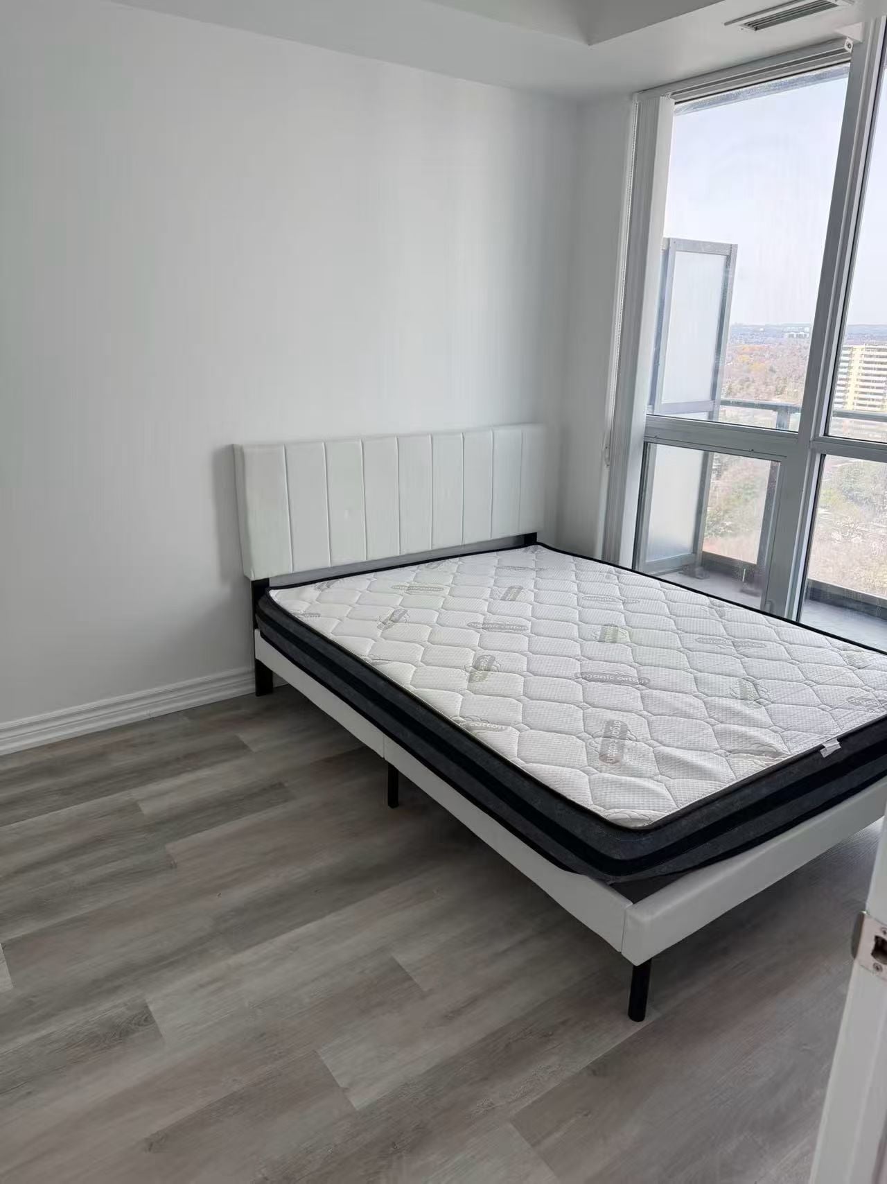 奶油白床架White Bed with Vertical Tufting