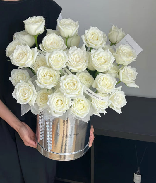 33朵白玫瑰抱抱桶
